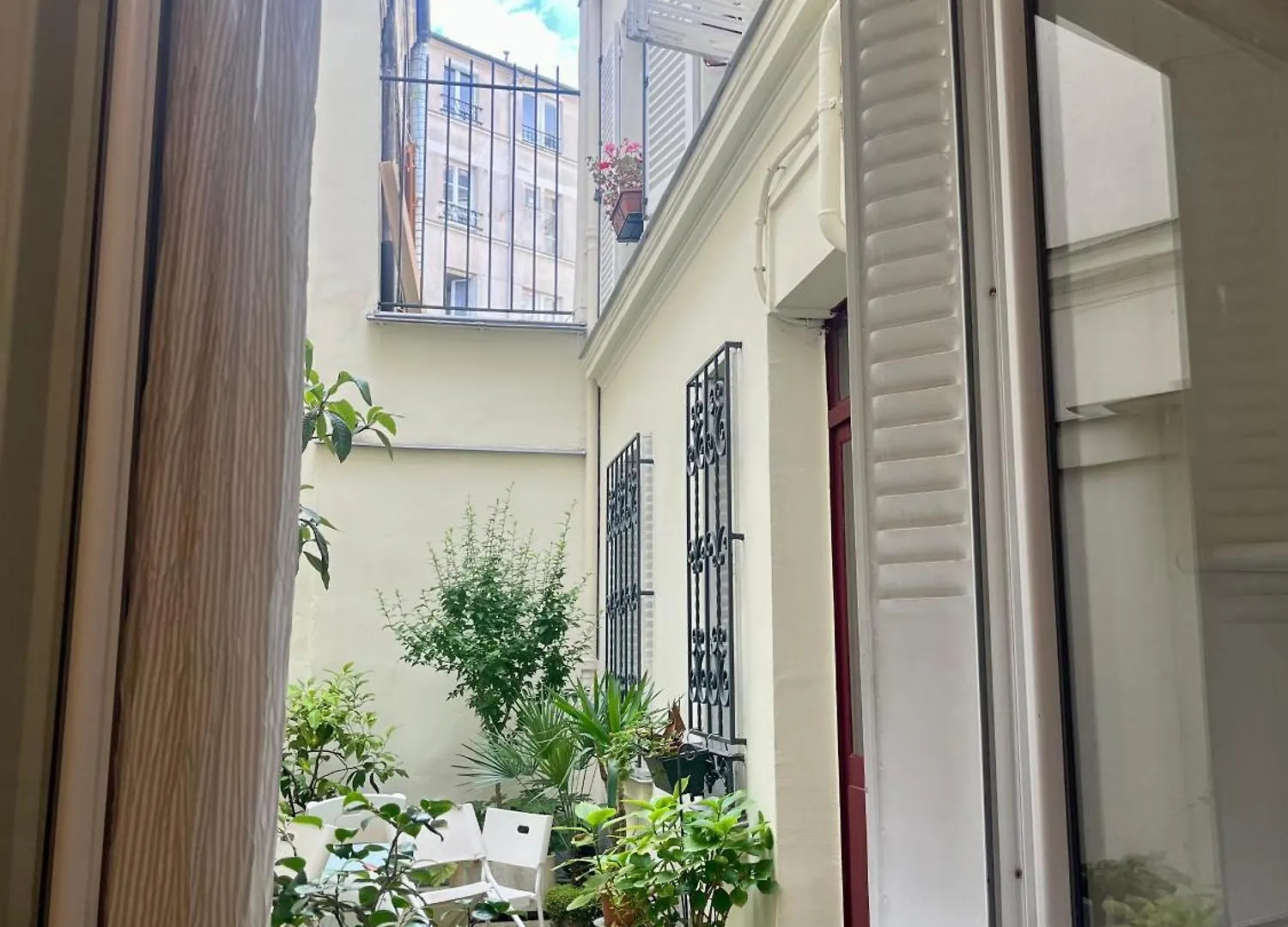 In Montmartre, Paris, Near Sacre-coeur Read Host Profile For Booking