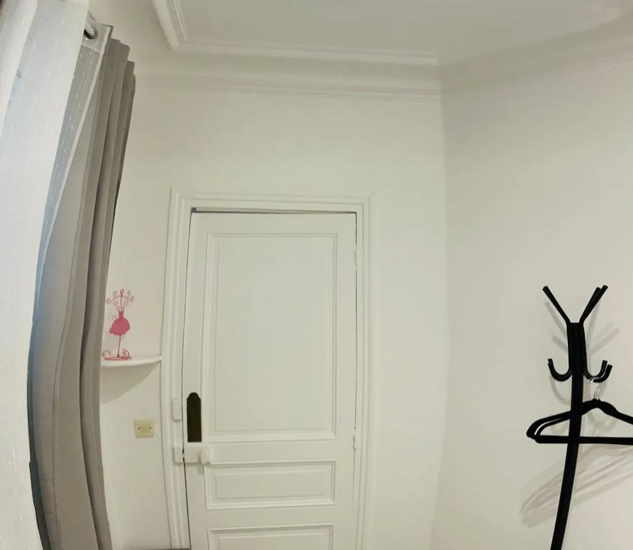 In Montmartre, Paris, Near Sacre-coeur Read Host Profile For Booking