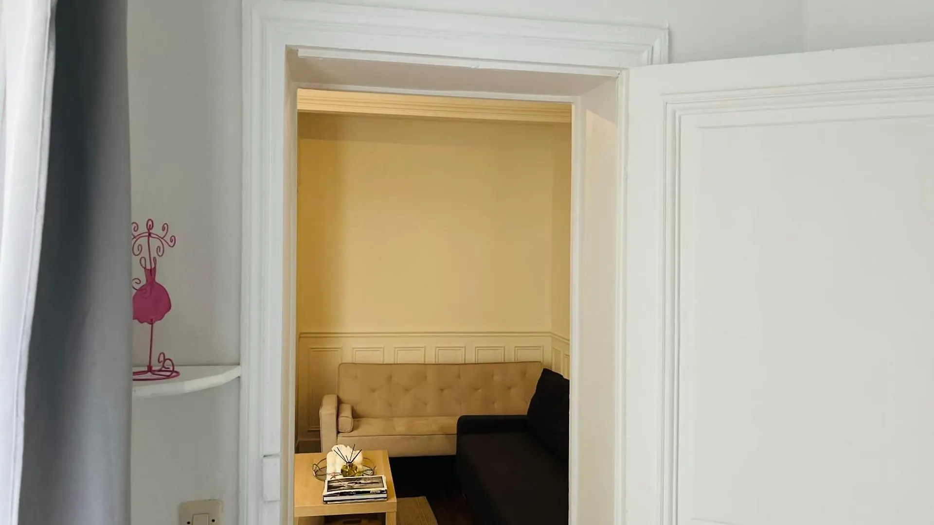 In Montmartre, Paris, Near Sacre-coeur Read Host Profile For Booking